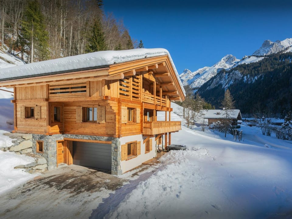Property building, Day, Natural landscape, Winter, Mountain view