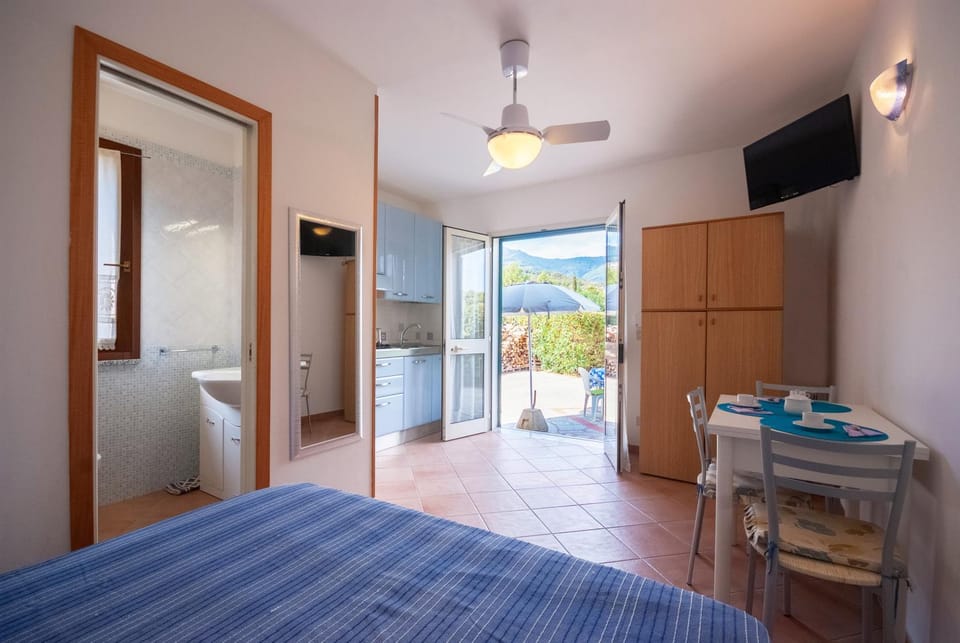 Bed, Bathroom, Kitchen or kitchenette, Dining area