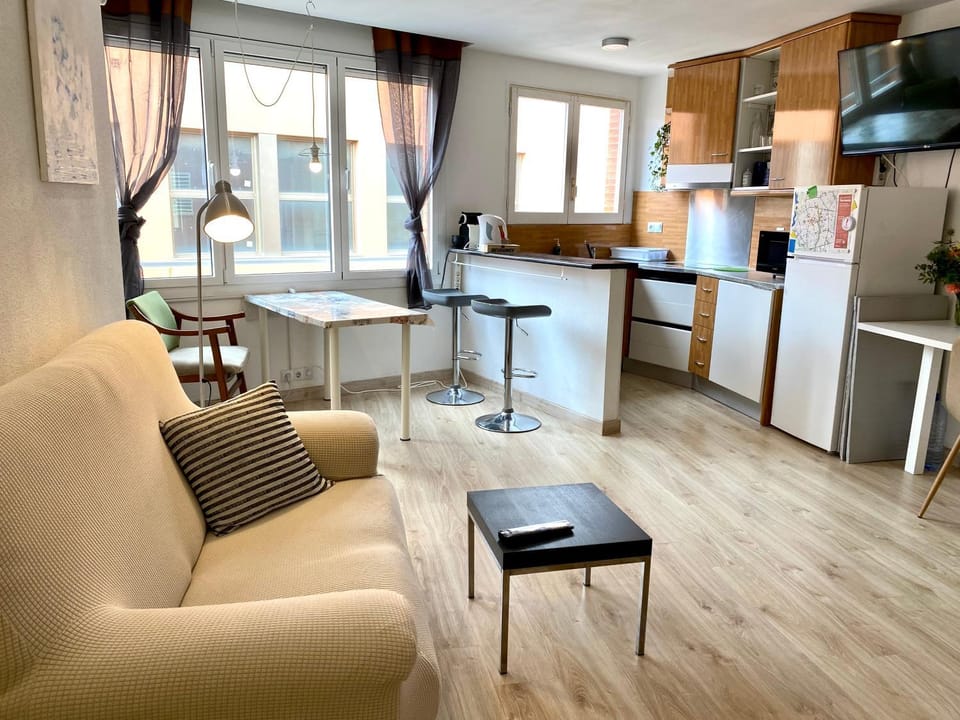 Kitchen or kitchenette, Living room, Seating area, Dining area, minibar