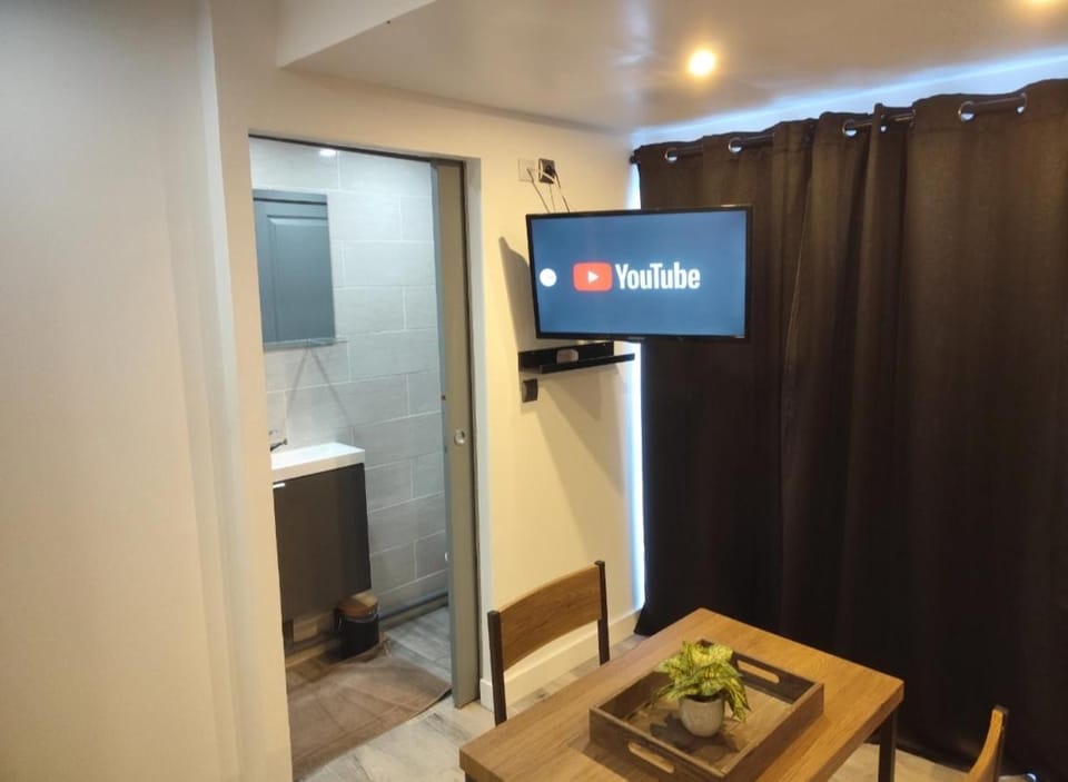 Studio Plain pied avec terrasse couverte 20m wifi et smart tv Apartment in Hauts-de-France