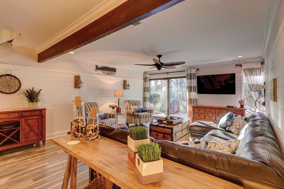 Luxury Condo!! 2 King and 1 queen Bikes & Beach Gear included House in North Forest Beach