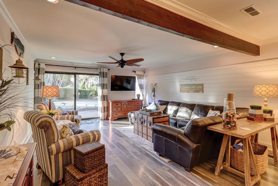 Luxury Condo!! 2 King and 1 queen Bikes & Beach Gear included House in North Forest Beach