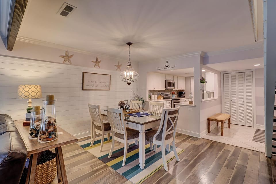 Luxury Condo!! 2 King and 1 queen Bikes & Beach Gear included House in North Forest Beach