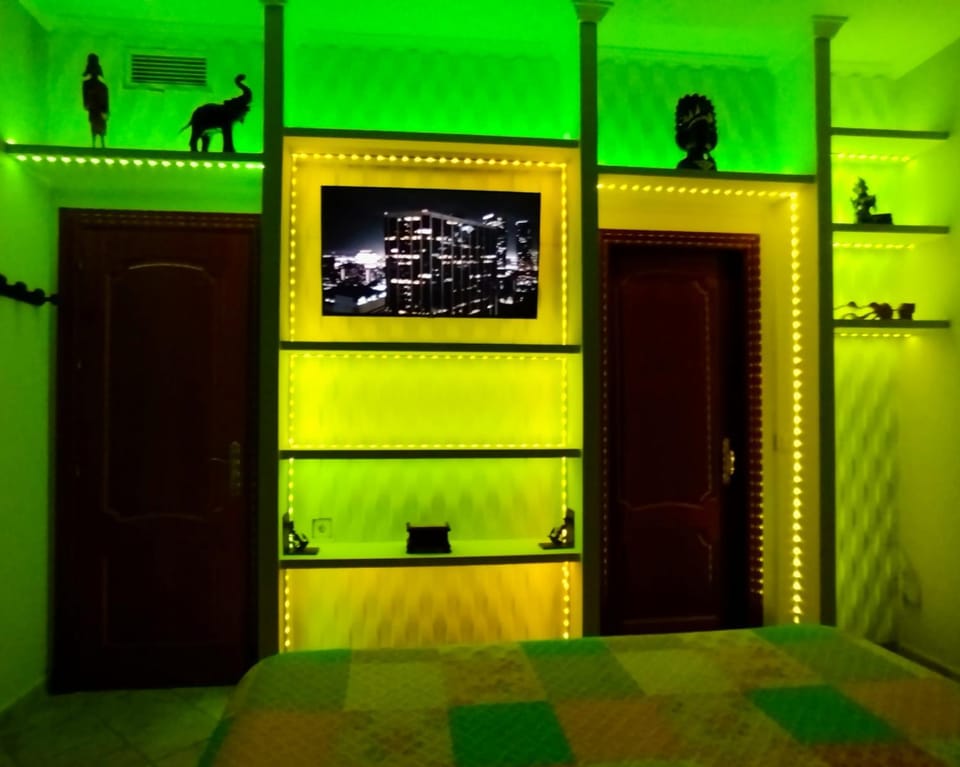 Bed, TV and multimedia, Bedroom
