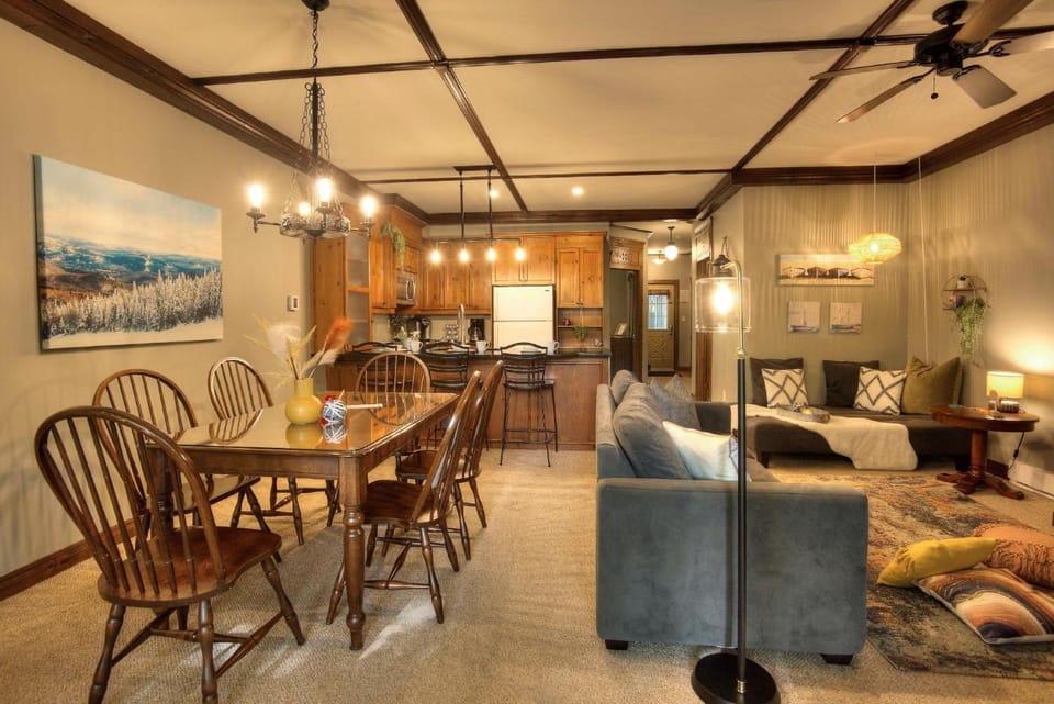 Les Manoirs Wpool & Hot Tub Near Village 110-7 House in Mont-Tremblant