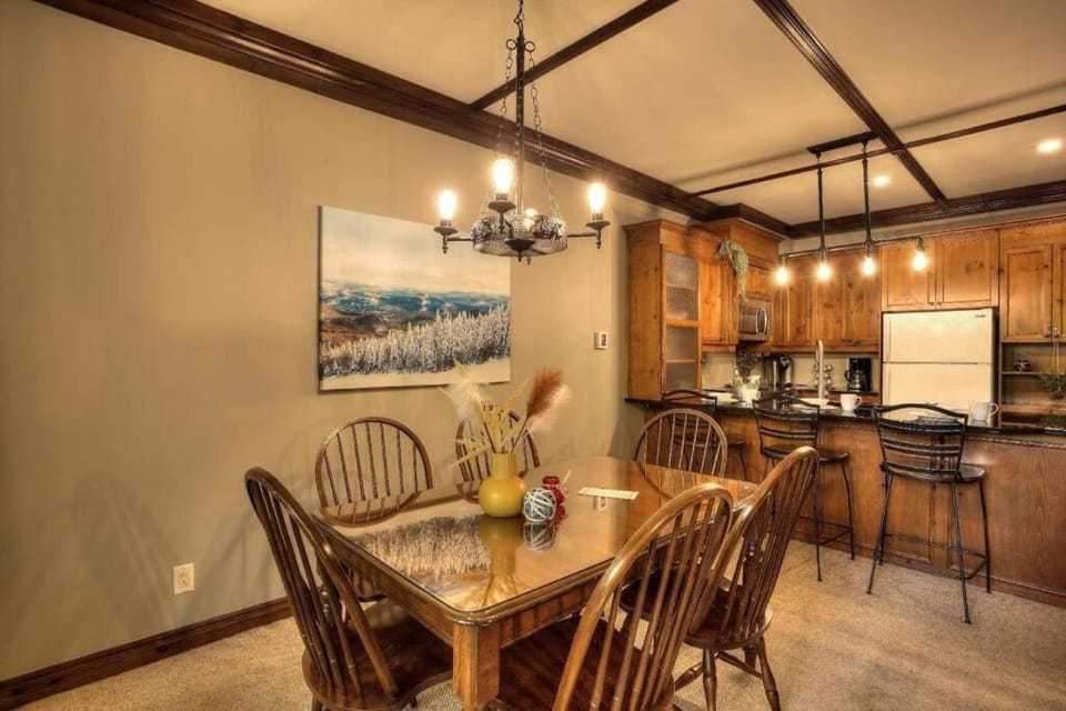 Les Manoirs Wpool & Hot Tub Near Village 110-7 House in Mont-Tremblant