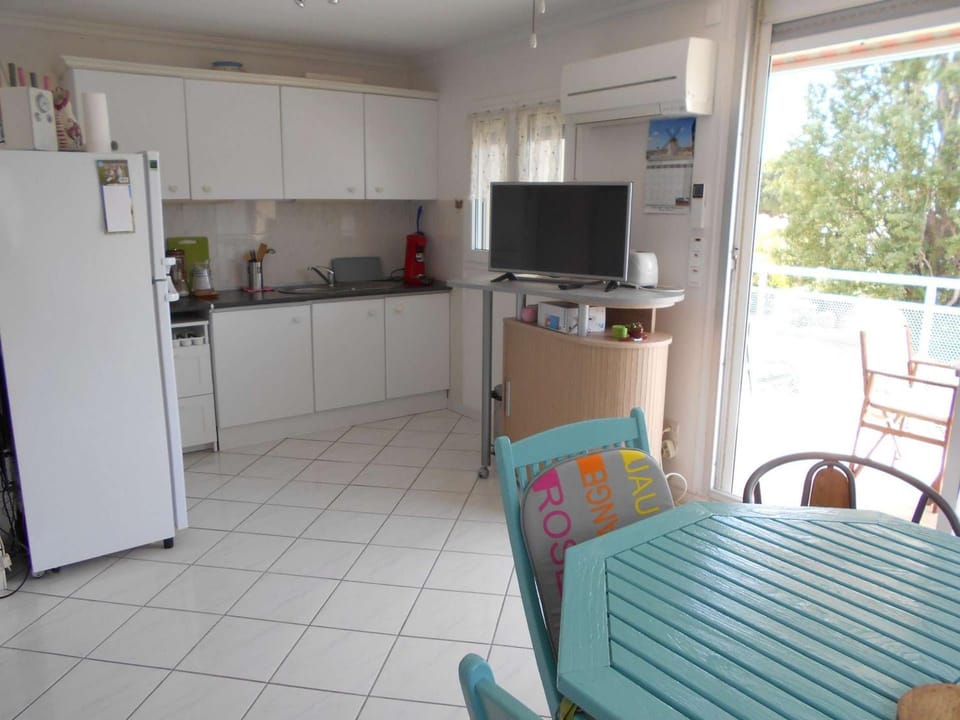 Appartement T3 Climatisé - Terrasse Sud, Parking Privé, 6 Couchages - Le Grau-du-Roi - FR-1-250-218 Apartment in Le Grau-du-Roi