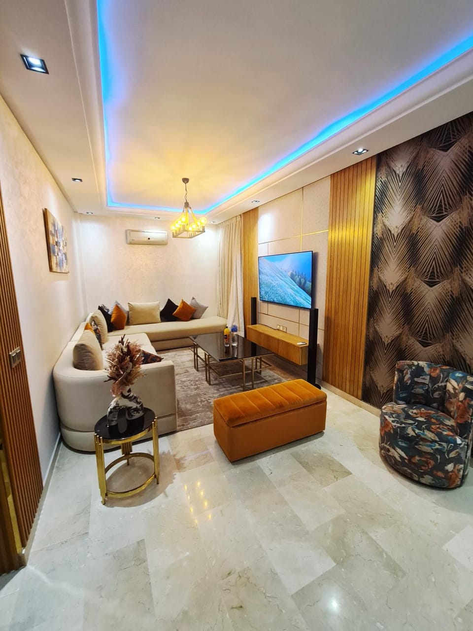 luxury apartment opposite HASSAN 2 MOSQU and FAIR international casablanca and SEA , near downtwn , INTERDIT COUPLES ARAABIC NON MARIÈ, FORBIDDEN UNMARRIED ARAABIC COUPLES , 2 room, 2 living rooms and 2 bathrooms basement car park FREE , apartment with Apartment in Casablanca