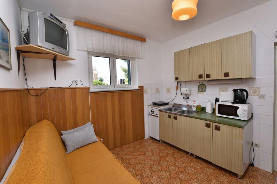 TV and multimedia, Coffee/tea facilities, Kitchen or kitchenette, Dining area, stove