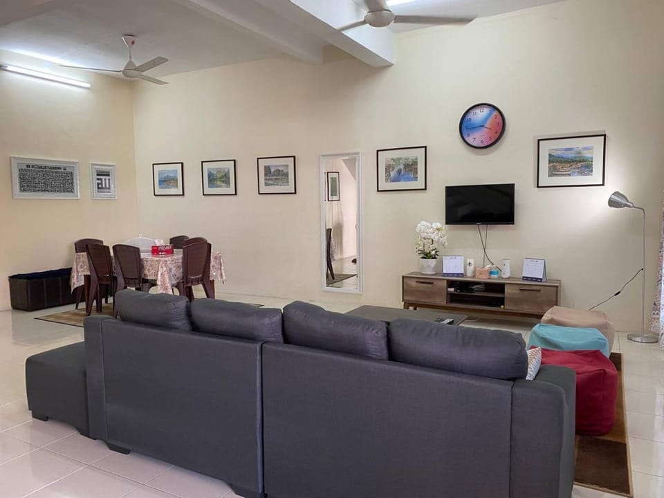 Communal lounge/ TV room, Seating area, Dining area