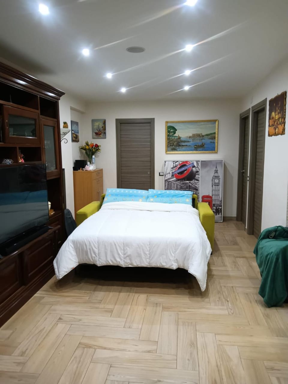 Bed, Photo of the whole room, Bedroom