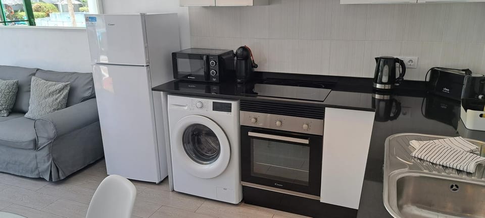Kitchen or kitchenette, minibar, toaster, washing machine