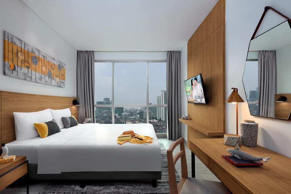 Bed, TV and multimedia, View (from property/room), Bedroom, City view