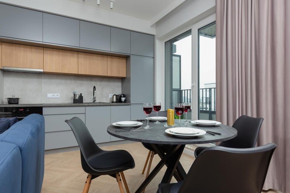 Kitchen or kitchenette, Dining area
