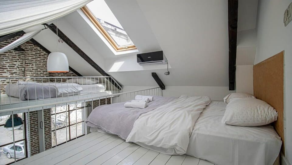 Bed, towels, air conditioner