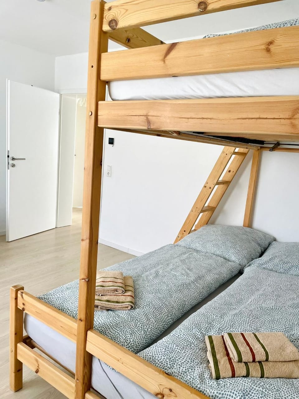 Bedroom, bunk bed