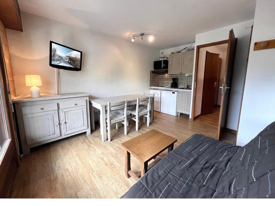 TV and multimedia, Kitchen or kitchenette, Living room, Dining area