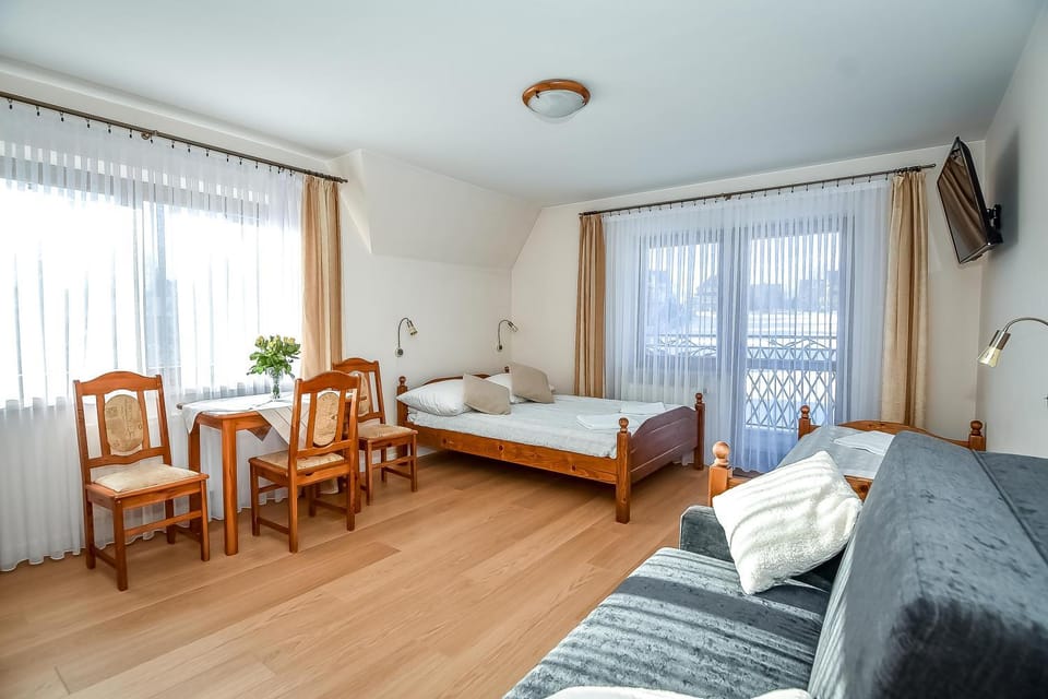 Bed, TV and multimedia, Living room, Photo of the whole room, Seating area, Bedroom