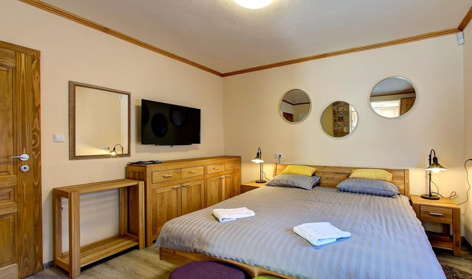 Bed, TV and multimedia, Bedroom, towels