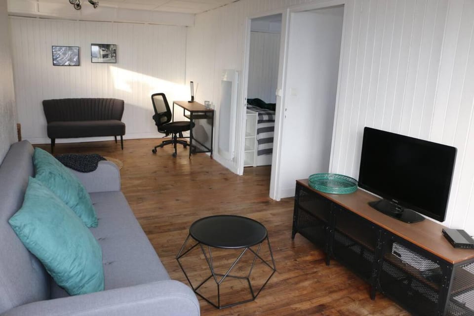 Communal lounge/ TV room, TV and multimedia, Seating area