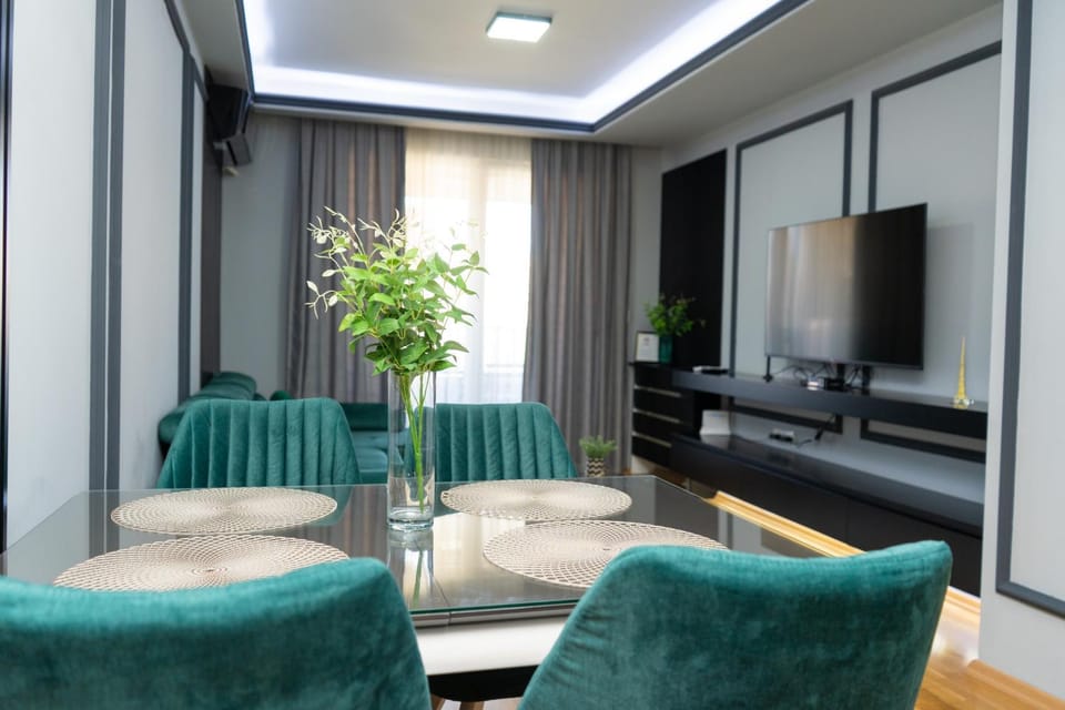 TV and multimedia, Living room, Seating area, Dining area