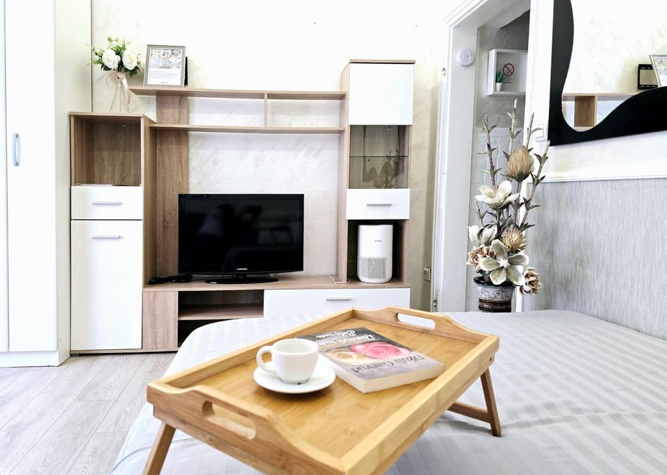 Bed, TV and multimedia, Living room