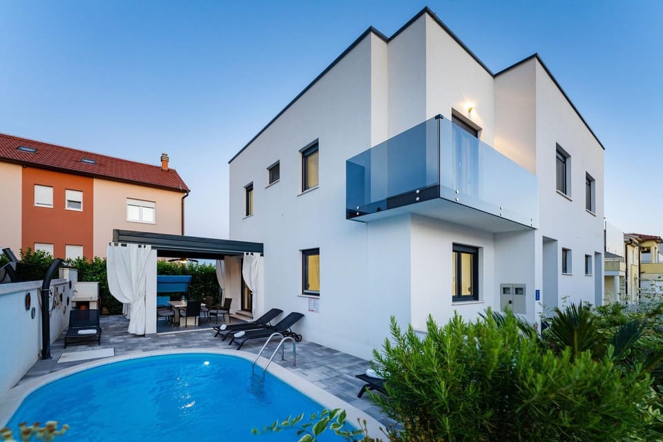 Property building, Facade/entrance, Off site