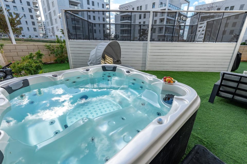 Garden, Hot Tub