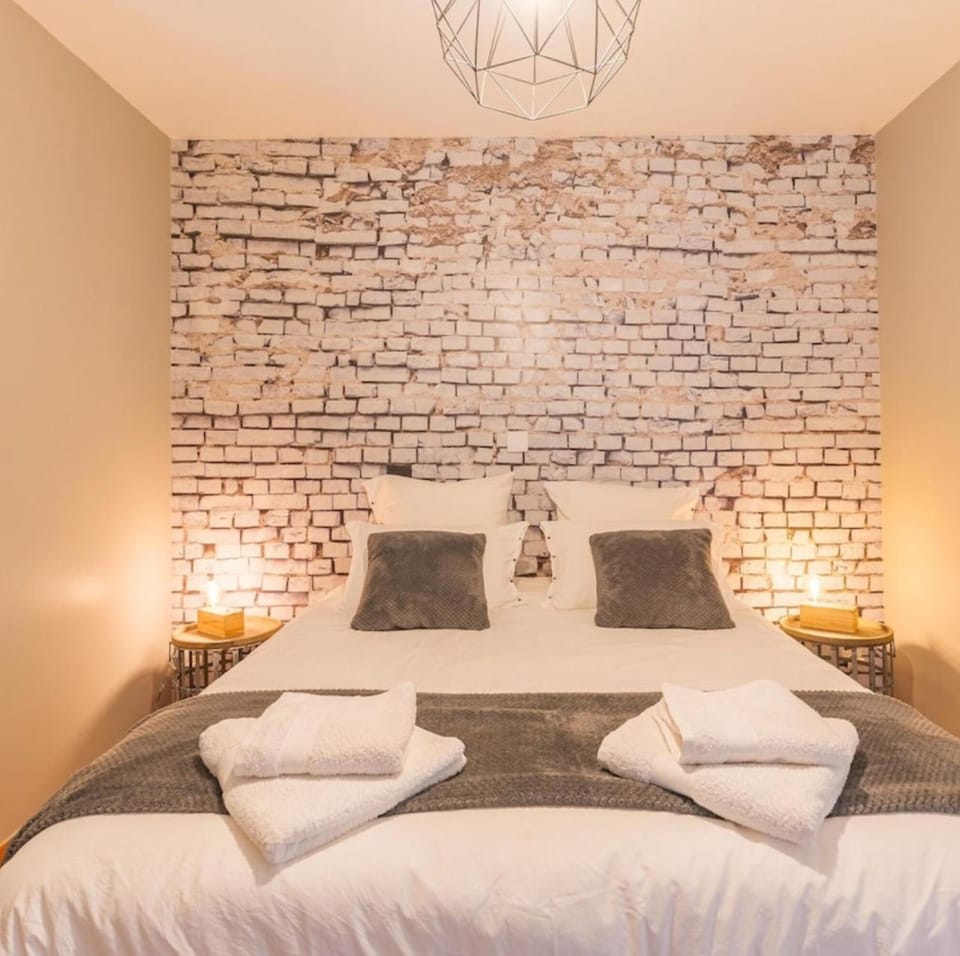 Bed, Photo of the whole room, Bedroom, towels