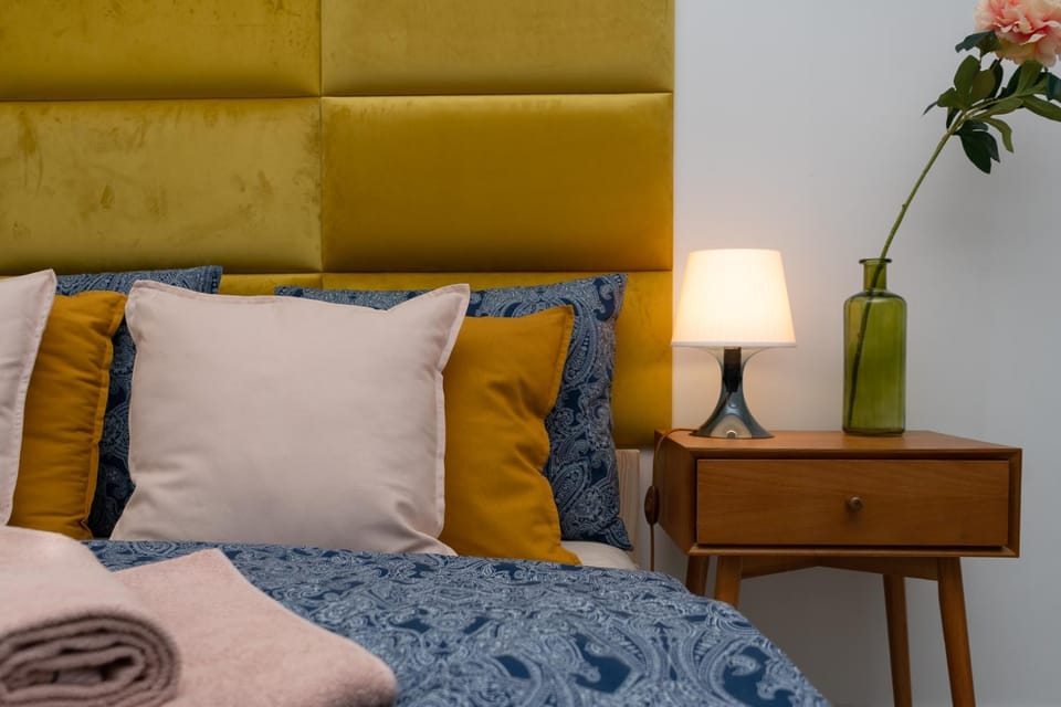 Bed, Seating area, Bedroom