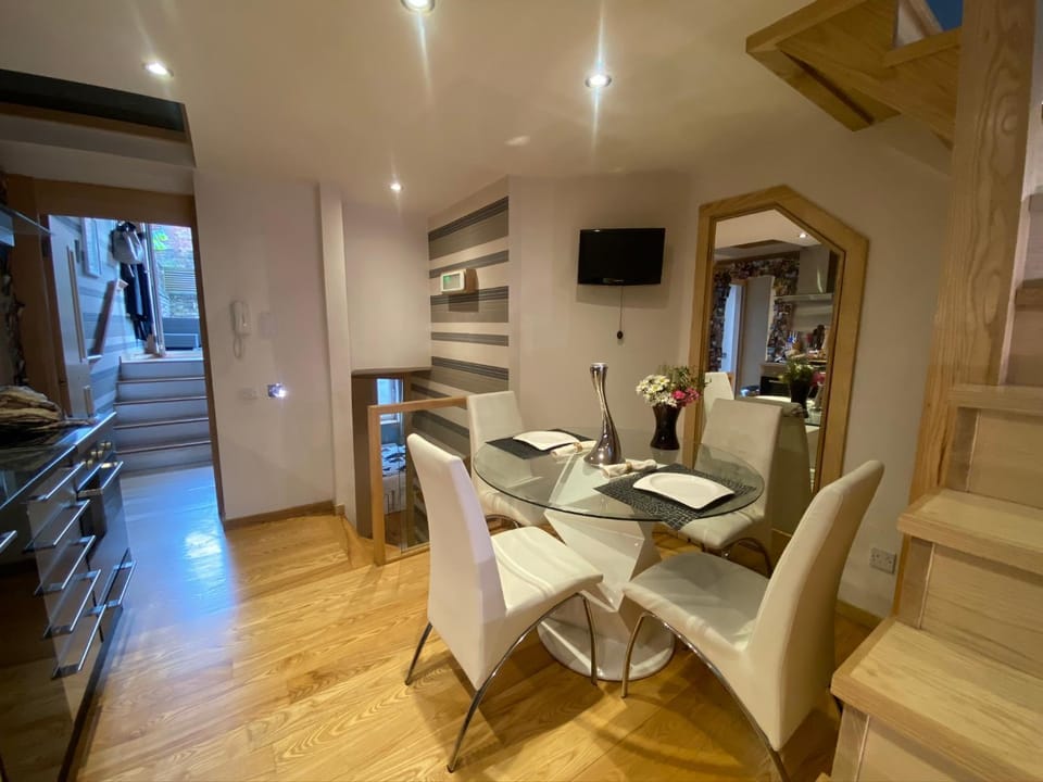 Dining area, kitchen