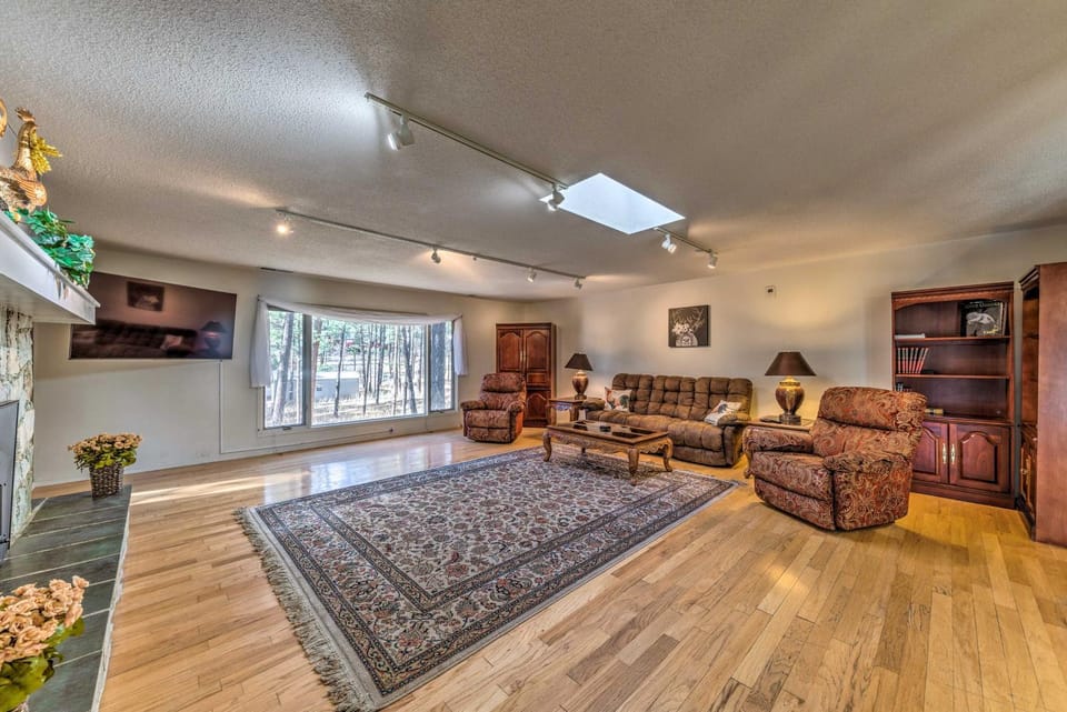 Ruidoso Getaway w/ Deck - 16 Mi to Ski Apache House in Ruidoso