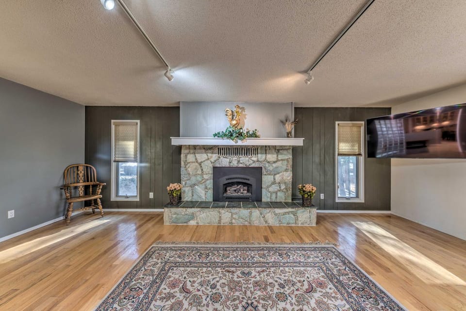 Ruidoso Getaway w/ Deck - 16 Mi to Ski Apache House in Ruidoso