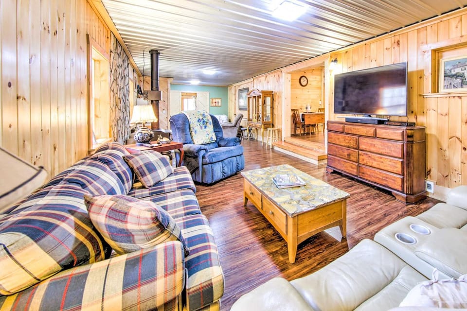 Pet-Friendly Ellijay Escape w/ Yard & Grill! House in Georgia