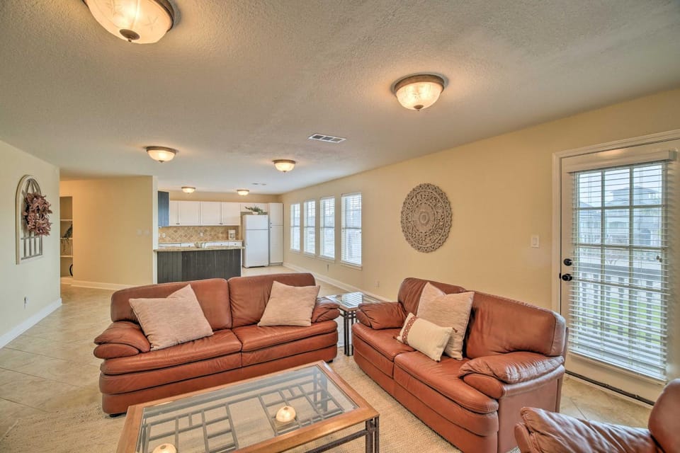 Apt with Balconies - Steps to Kemah Boardwalk! Apartment in Kemah