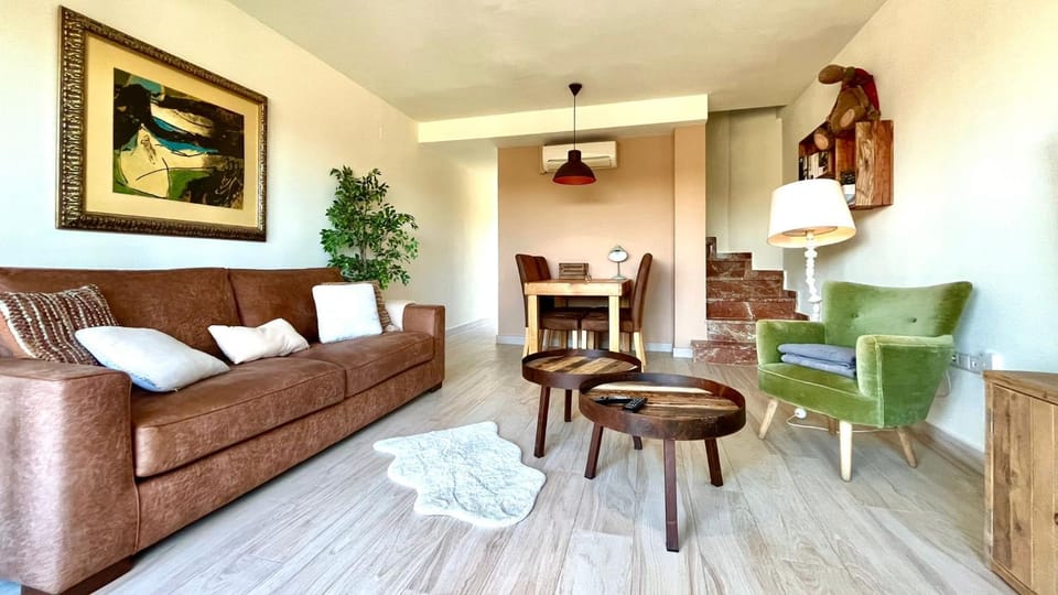TV and multimedia, Living room, Seating area, Dining area, Food, internet, internet, internet, air conditioner