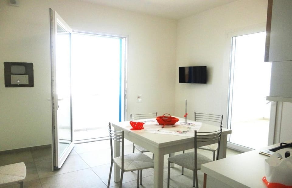 Kitchen or kitchenette, Seating area, Dining area