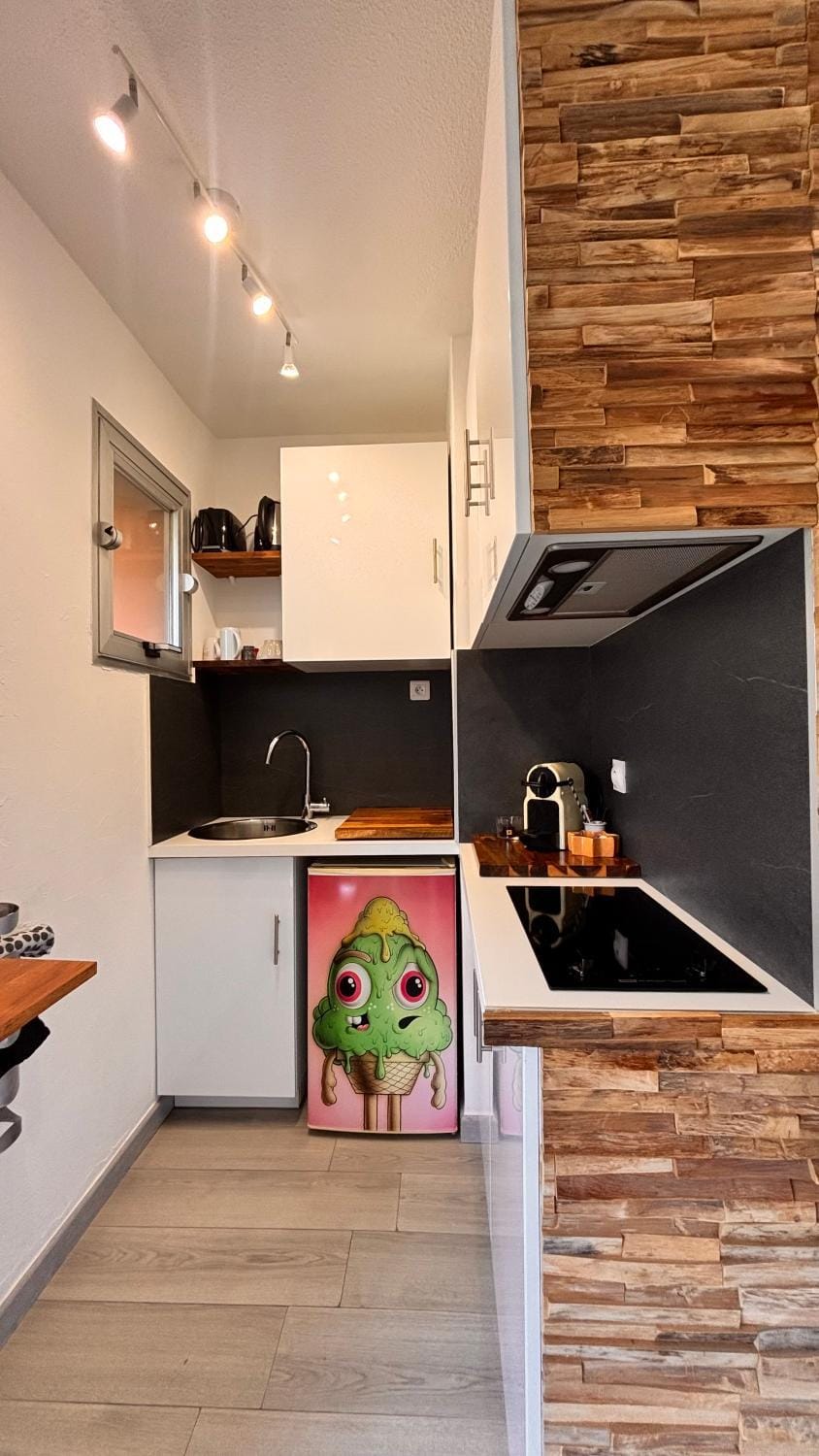 Coffee/tea facilities, Kitchen or kitchenette, stove, toaster