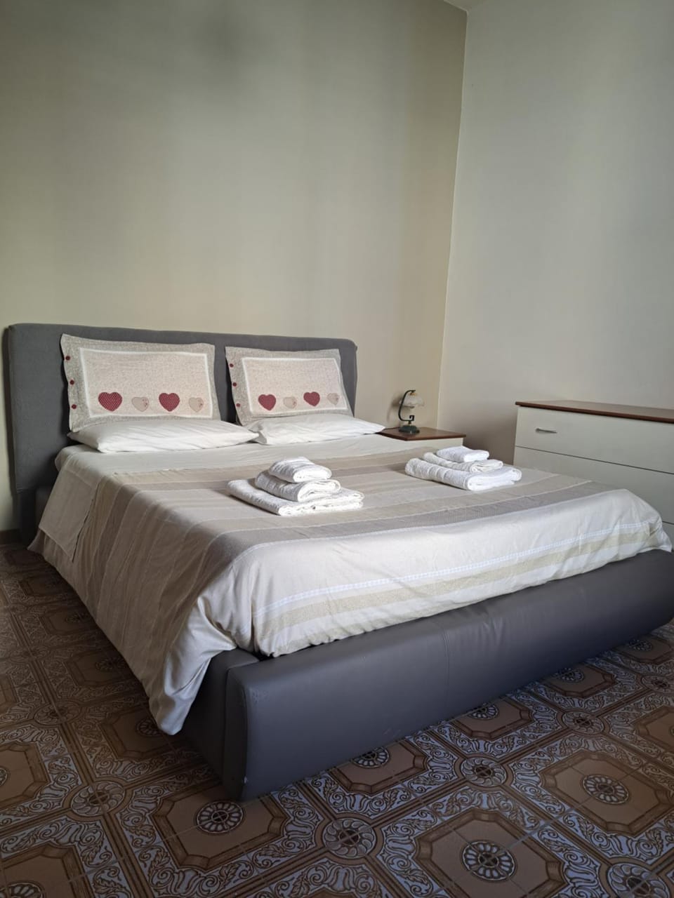 Bed, Bedroom, towels