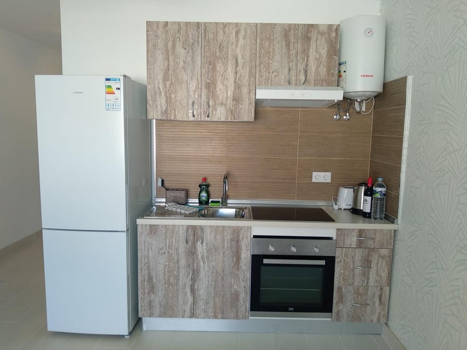 Kitchen or kitchenette, oven, pet friendly, stove