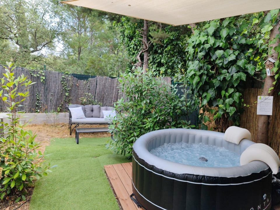 Joli studio climatisé avec jacuzzi privé et entrée indépendante Apartment in Saint-Raphael