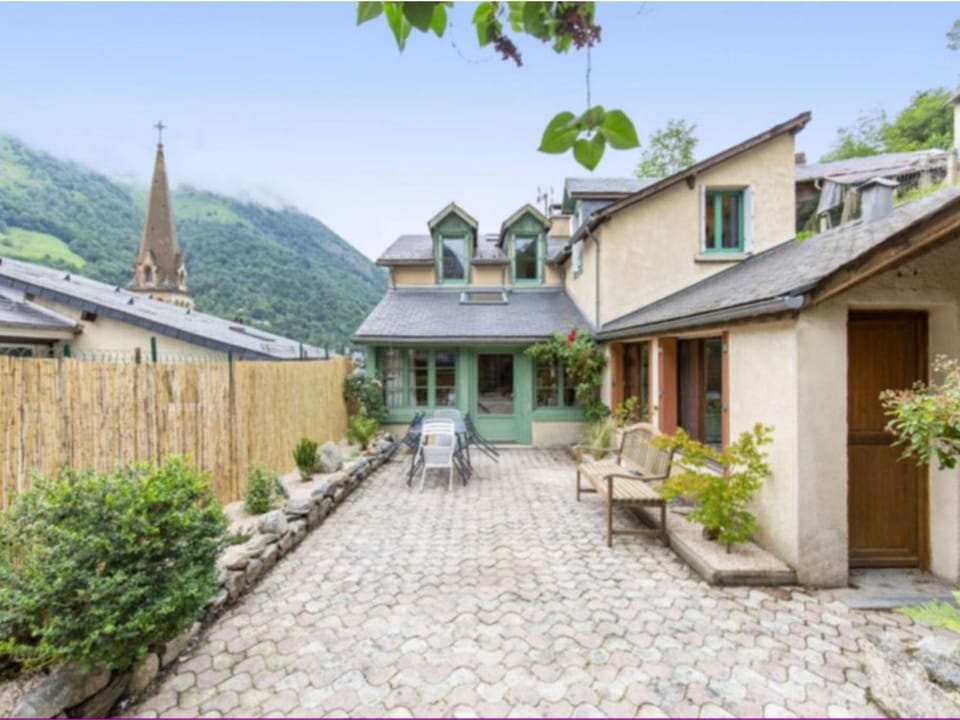 Maison au centre du village, cour privative, au calme, Wi-Fi, cheminée, idéale pour familles. - FR-1-401-234 House in Cauterets