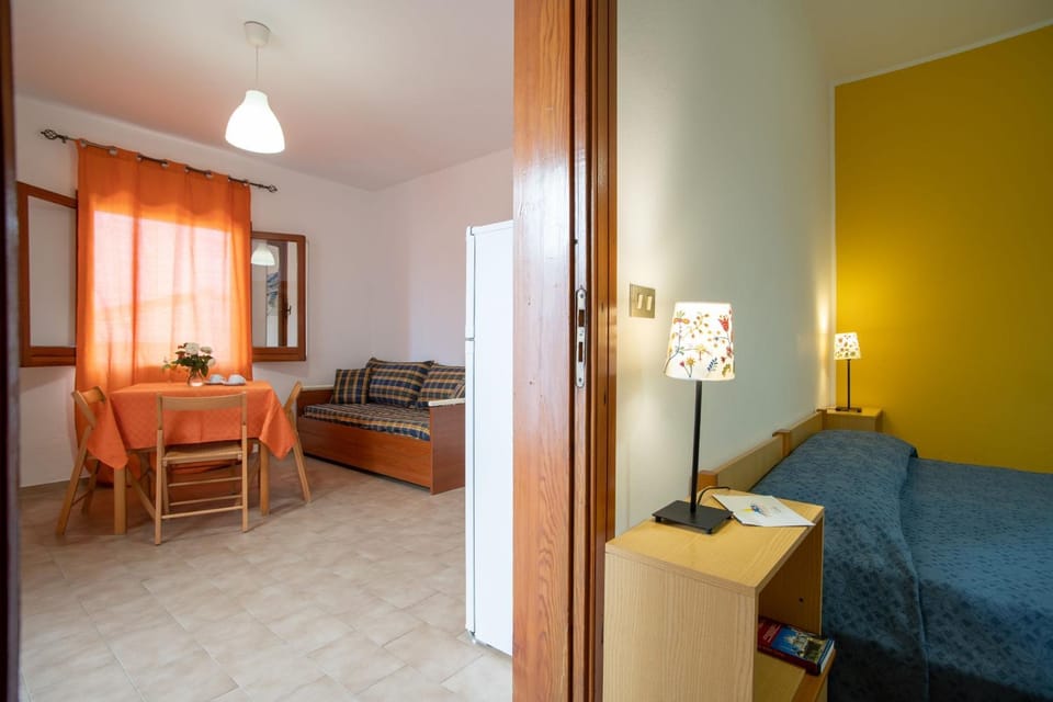 Bed, Photo of the whole room, Seating area, Dining area, Bedroom