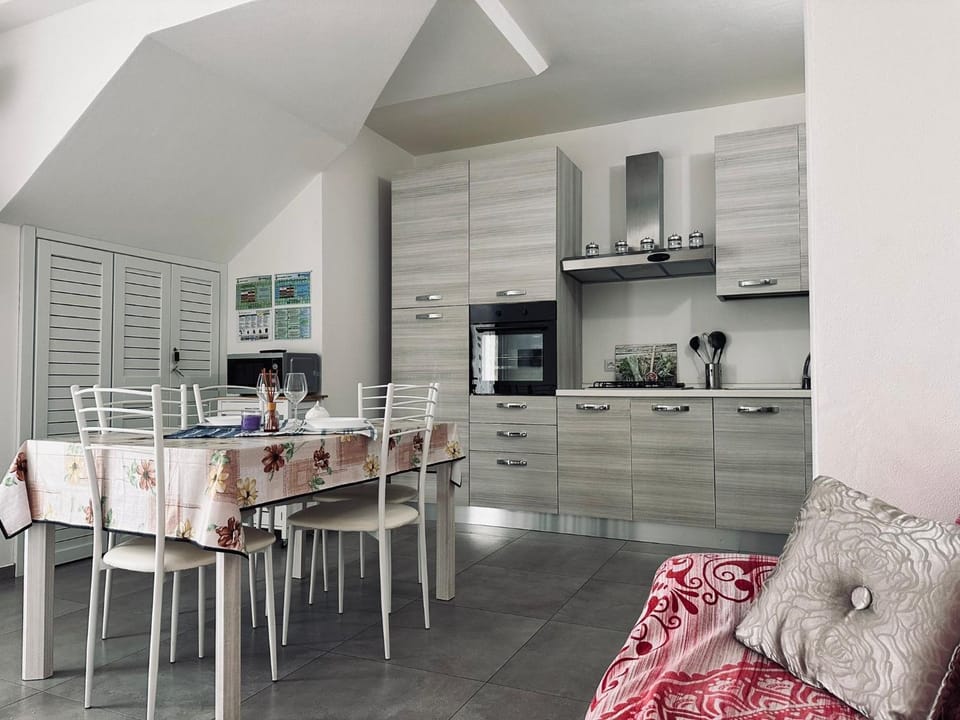 Kitchen or kitchenette, Living room, Dining area, Beach, Tennis court, Hiking, internet, oven, stove, washing machine, washing machine, air conditioner
