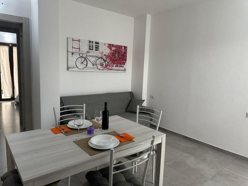 Living room, Food and drinks, Dining area, Tennis court, Hiking, Food