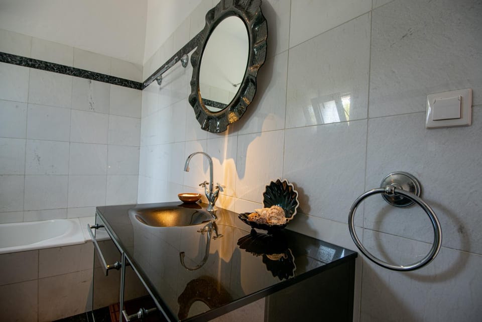 Shower, Property building, Bathroom, Bath