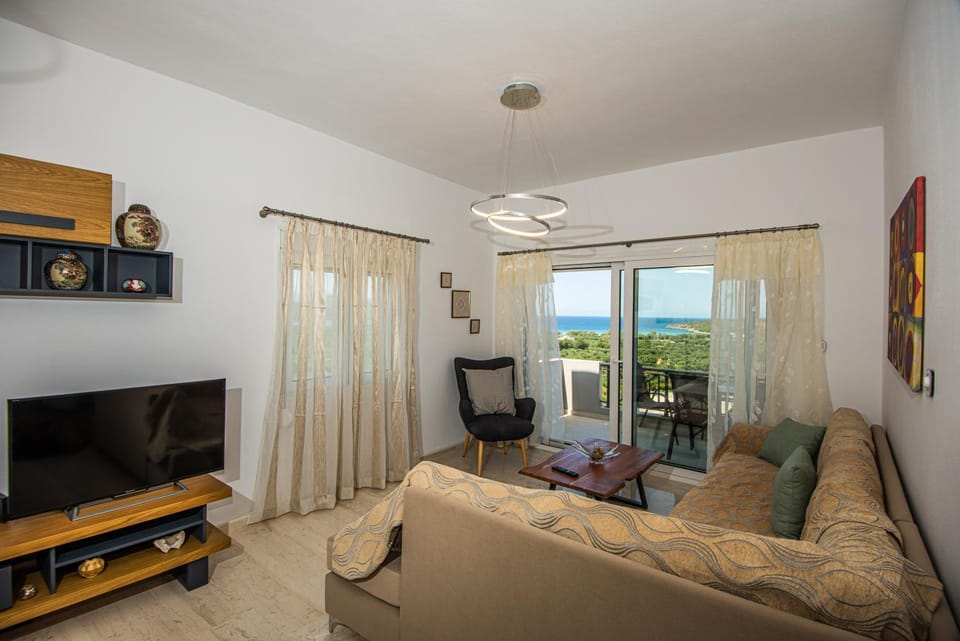 Natural landscape, TV and multimedia, Living room, Seating area, Evening entertainment, Sea view