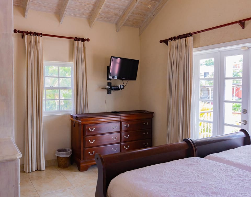 Bed, TV and multimedia, Photo of the whole room, Bedroom