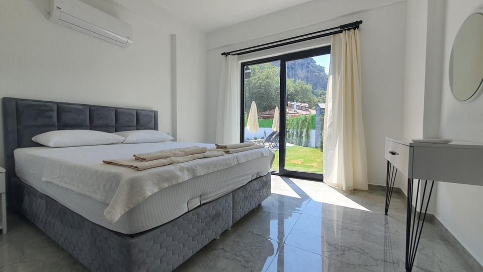 Bed, Photo of the whole room, Bedroom, Garden view