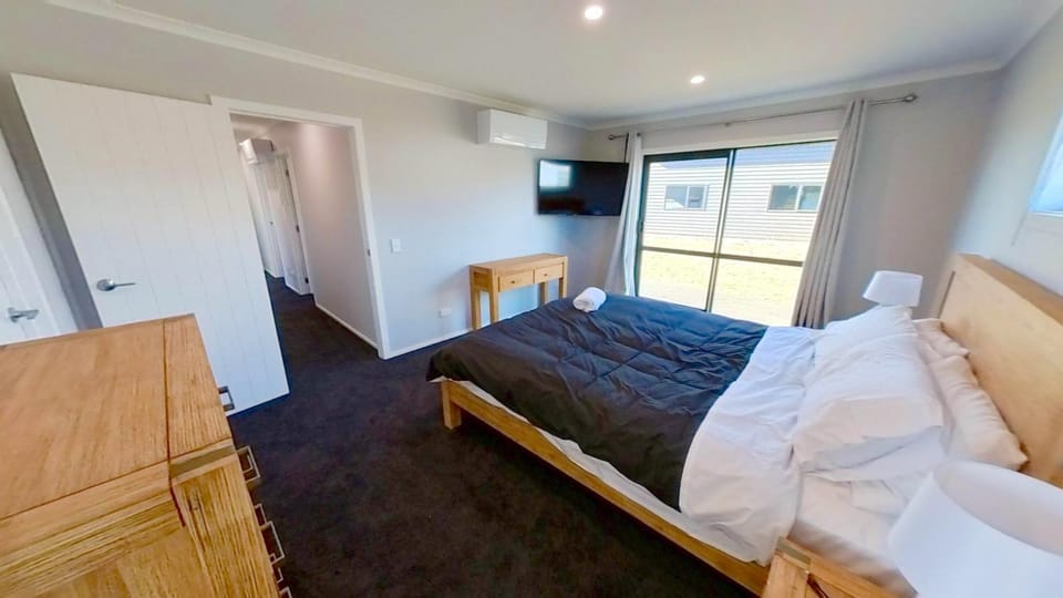 Bed, TV and multimedia, Balcony/Terrace, Photo of the whole room, Bedroom, air conditioner